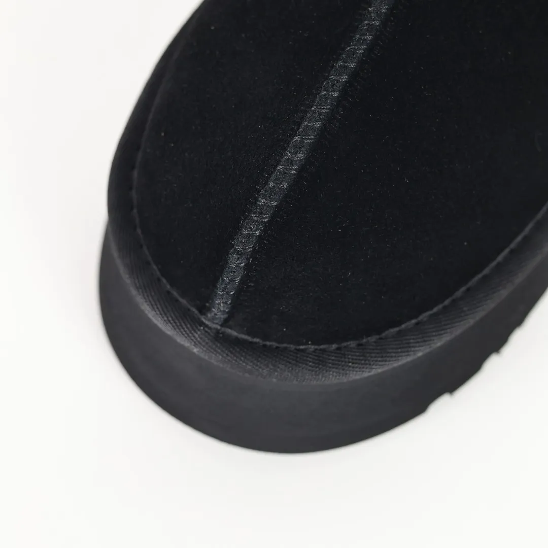 Copy price 💰560 Core recommendation of good price 5cm thick sole, independently developed original outsole, cashmere insole, keeping warm in winter, suitable for home use. In the new year, uug launched a style series, which is partially geared towards the preferences of young consumers. It has also moved to the forefront of fashion trends. Shoe body material, water-repellent coated suede upper, 17 mm UGGPURE™ implanted wool insole, lightweight non-slip and comfortable rubber outsole, with brand LOGO and trademark, with full package Size: 35 36 37 38 39 40